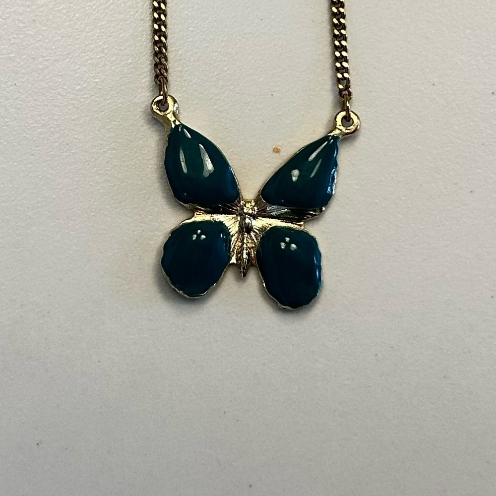 TOVA - Delicate Green Butterfly Pendant Necklace on Gold Tone Chain - Picture 13 of 16